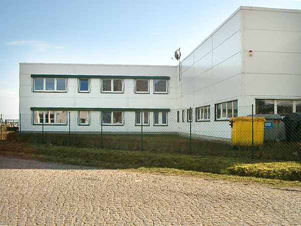 <b>Errichtung einer Produktionshalle mit<br />
Büro und Sozialeinrichtungen</b><br />
Flugplatzstraße F 2/6,<br />
15344 Strausberg